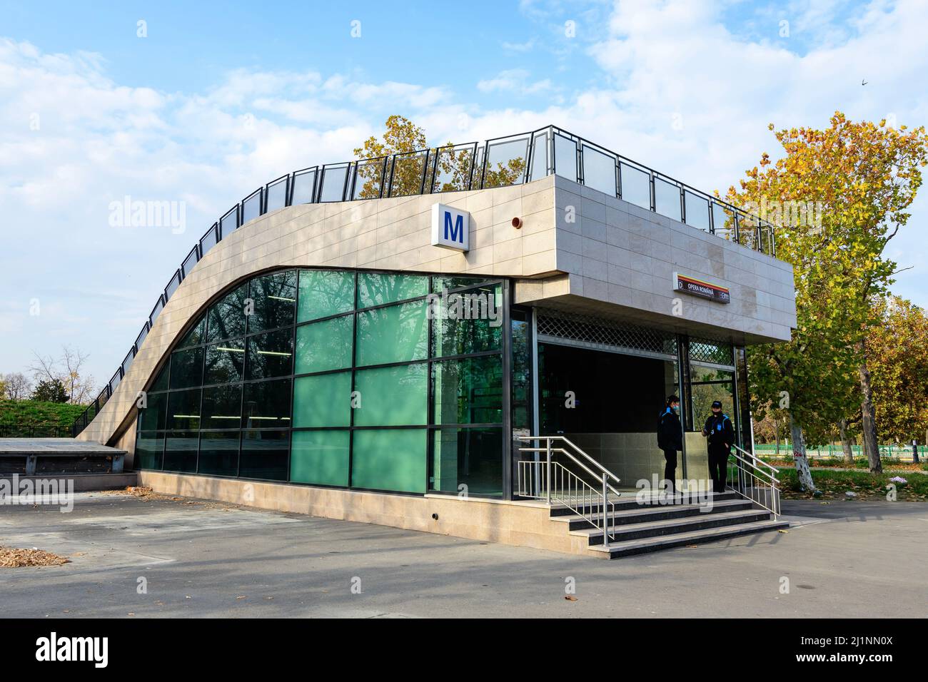 Bucarest, Romania, 6 novembre 2021: Ingresso principale alla stazione della metropolitana Eroilor (Heroes), vicino all'Opera rumena e al fiume Dambovita nel centro della città, sotto un sole Foto Stock