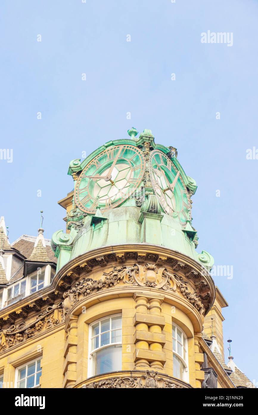 Torre ornata con orologio e tetto a cupola in rame su un edificio vittoriano a Newcastle upon Tyne UK Foto Stock