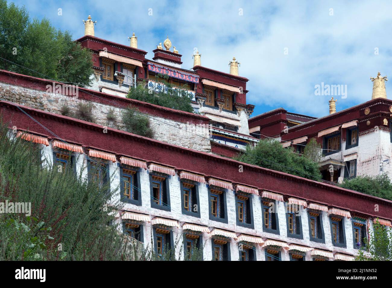 Il monastero di Ganden situato in corrispondenza della sommità del monte Wangbur è uno dei "grandi" tre università Gelug monasteri del Tibet. Foto Stock
