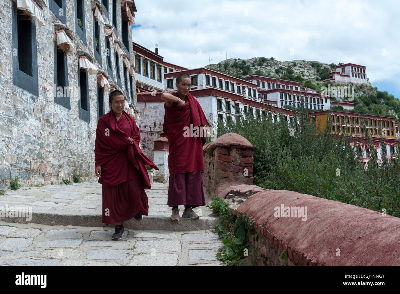 LHASA, TIBET, CINA - AGOSTO 17 2018: Monaci tibetani nel Monastero di Ganden situato in cima al Monte Wangbur, Lhasa Tibet Foto Stock