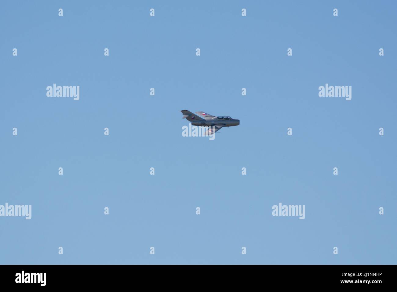 Ceco Mig-15UTI 'Midget' OK-UTI2514 atterraggio jet plane vintage con flaps schierati al salone aereo NATO Days. Foto Stock