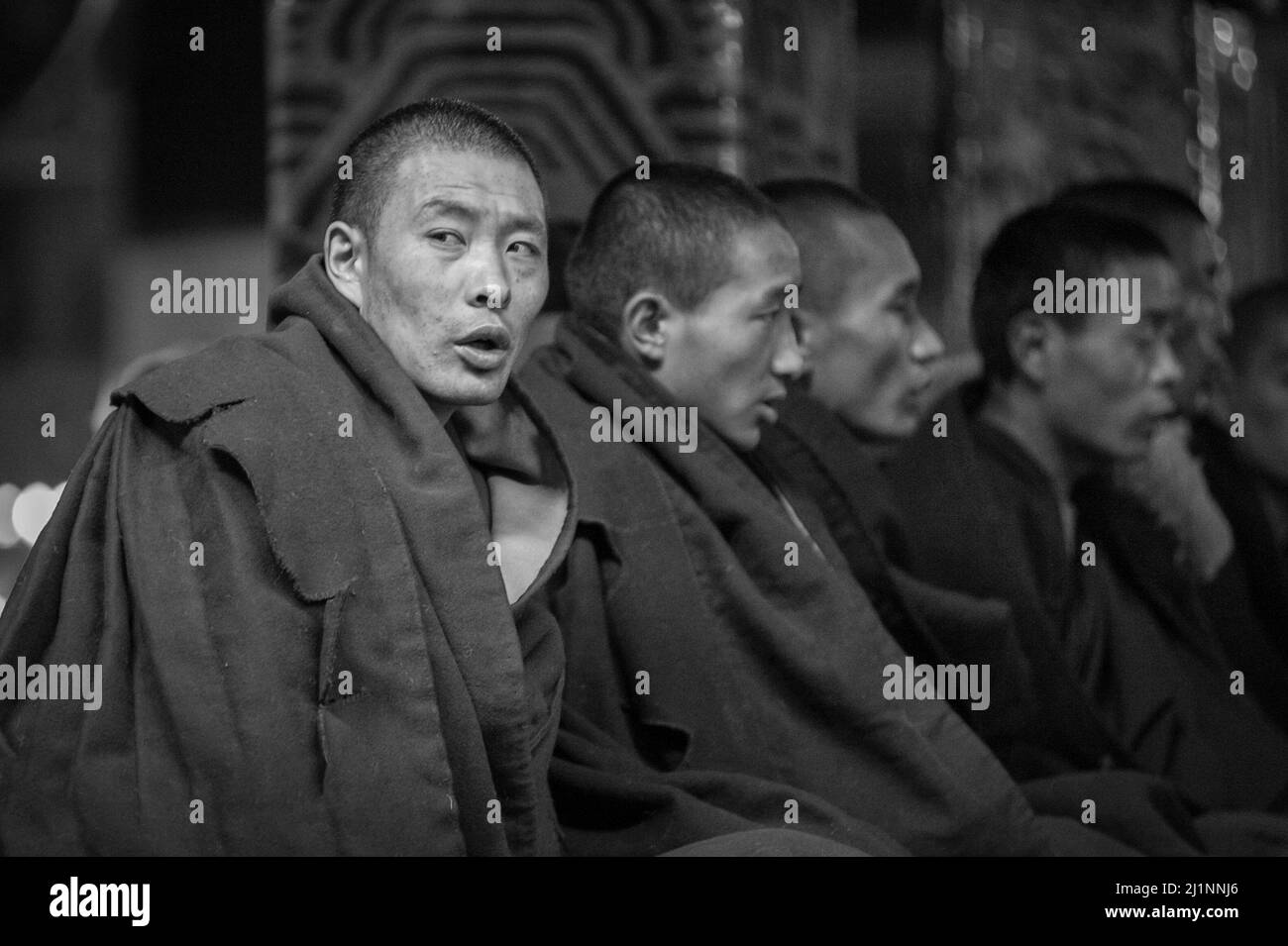 LHASA, TIBET, CINA - AGOSTO 17 2018: Monaci tibetani nel Monastero di Ganden situato in cima al Monte Wangbur, Lhasa Tibet Foto Stock