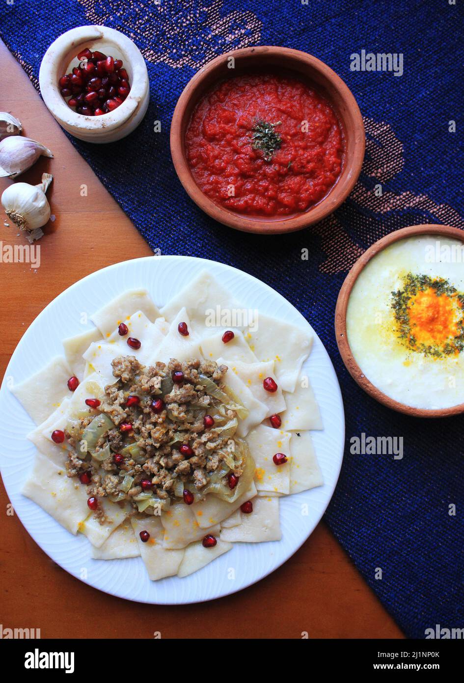 Azerbaigiano Khingal (Noodles fatti a mano con carne di manzo macinata e salsa di yogurt) Foto Stock