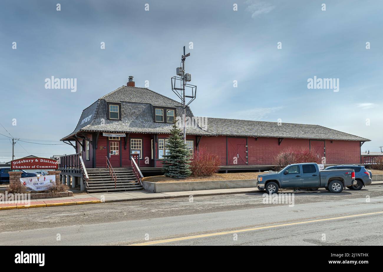 Didsbury, Alberta, Canada – 25 marzo 2022: Vista esterna della Camera di Commercio situata nella storica stazione ferroviaria Foto Stock