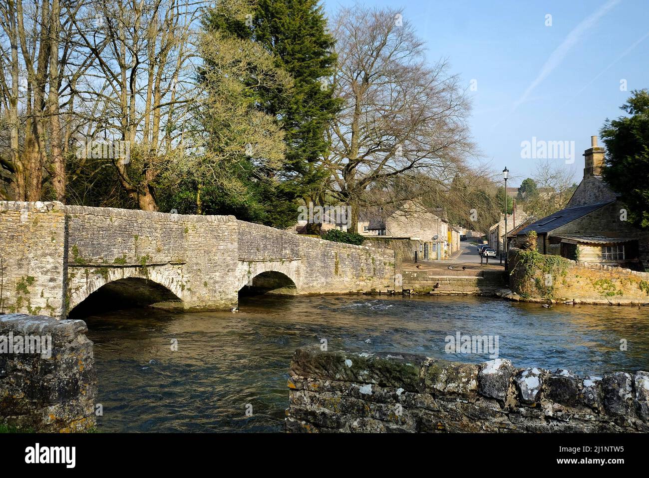 Il ponte medievale di Sheepwash, ad Ashford-in-the-Water, Peak District, Derbyshire, Regno Unito. Foto Stock