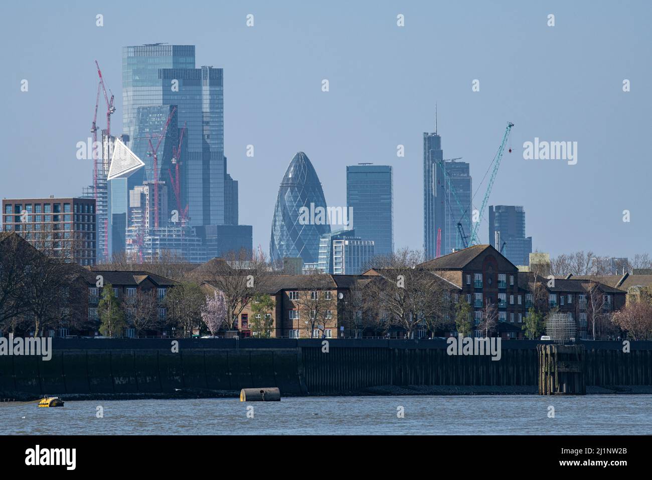 Un raccolto stretto dei grattacieli della Città di Londra Foto Stock