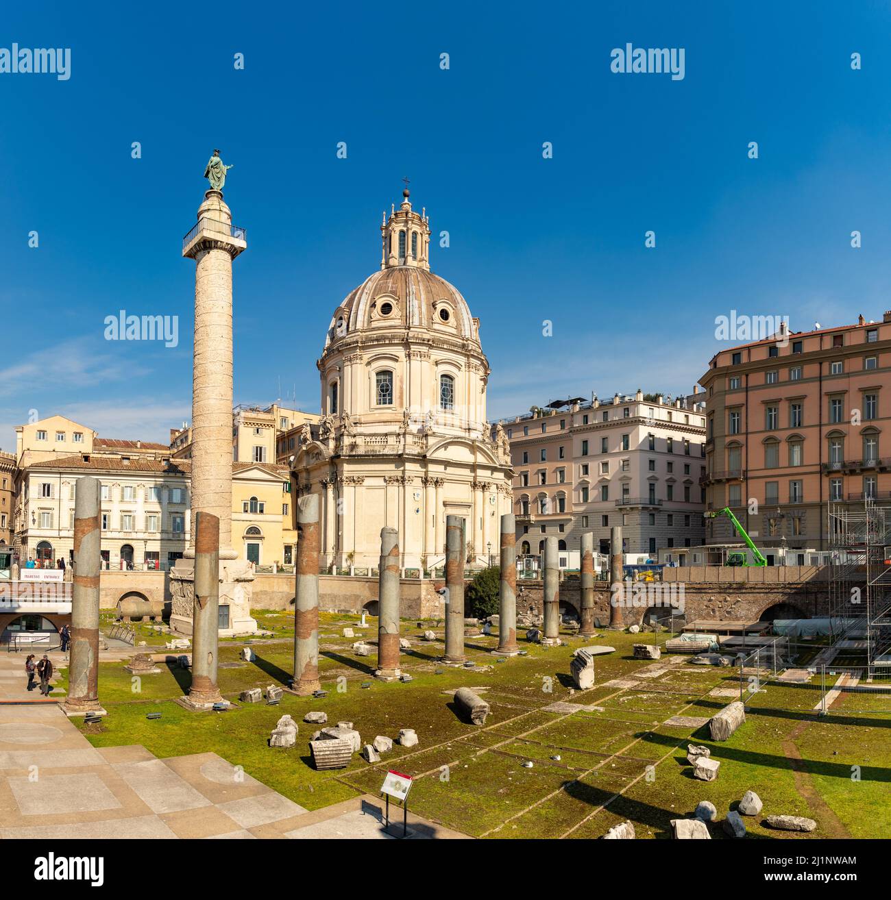 Una foto dei fori Imperiali, della colonna di Traiano e della Chiesa del Santissimo Nome di Maria al Foro Traiano. Foto Stock