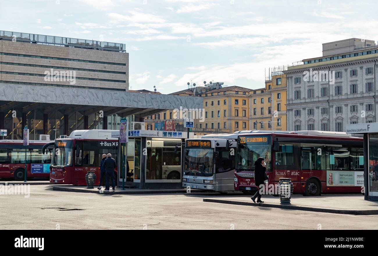 Una foto di una fila di autobus urbani si fermò alla stazione di Roma Termini. Foto Stock