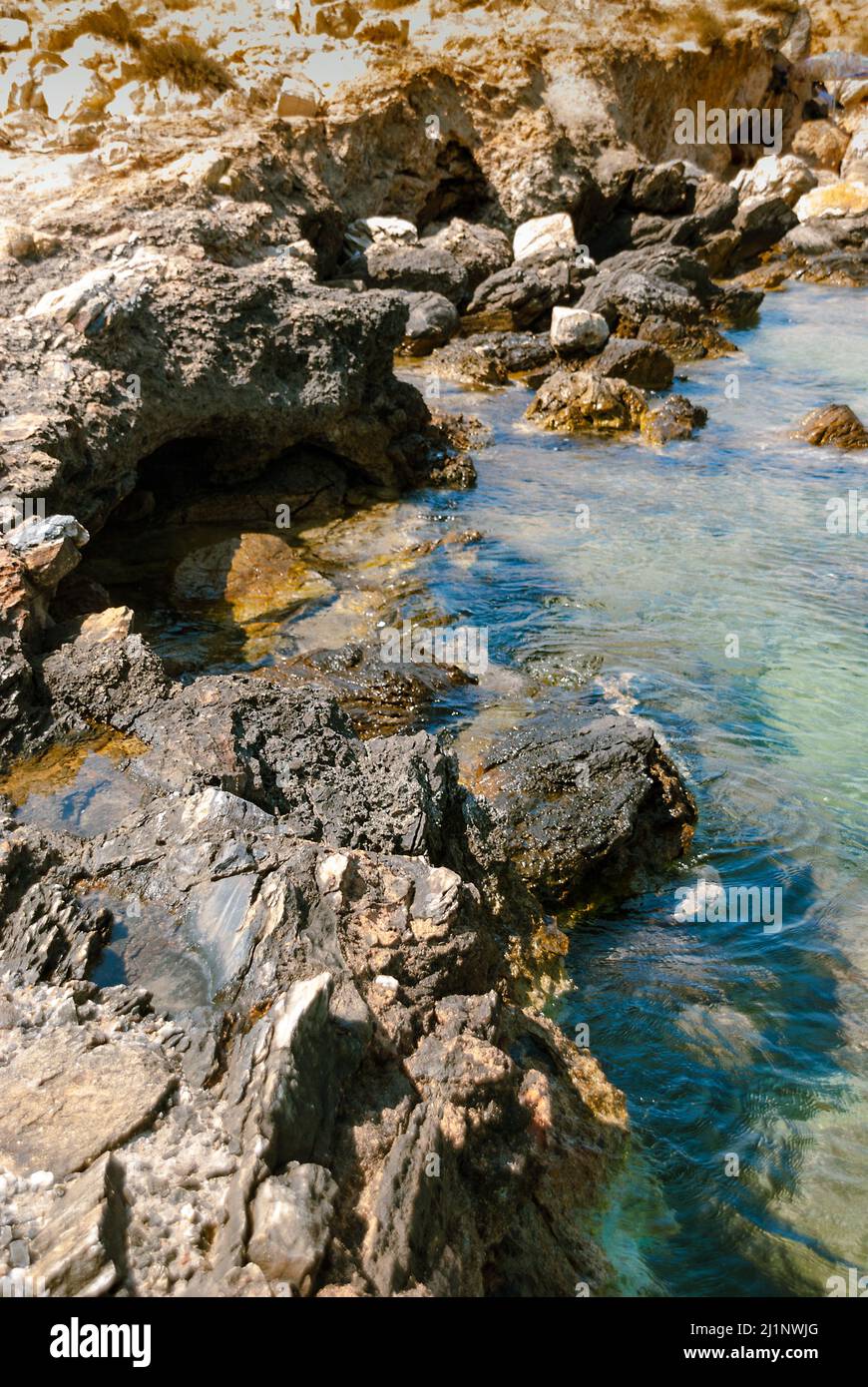 Dettaglio di una costa rocciosa sull'isola di Naxos in Grecia Foto Stock