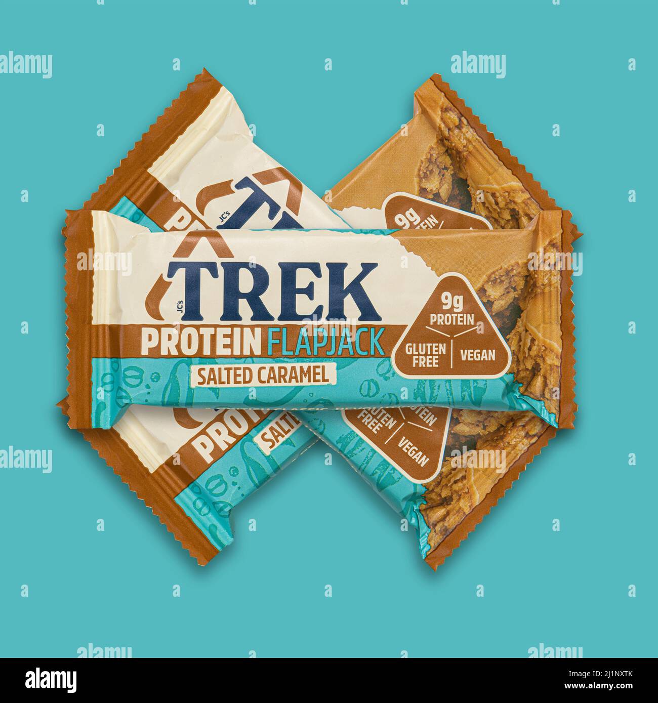 SWINDON, UK - 27 MARZO 2022: TREK Protein Flapjack salato Caramel bar, Vegan e Gluten Free su uno sfondo chiaro bluastro Foto Stock