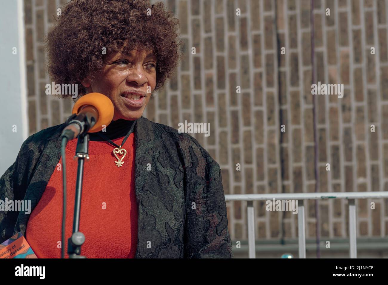 Londra, Camden, UK, marzo 25th 2022 - Editore, Dr. Margaret Busby CBE si rivolge alla presentazione della targa blu per l'abolizionista, Sarah Parker Remond Foto Stock