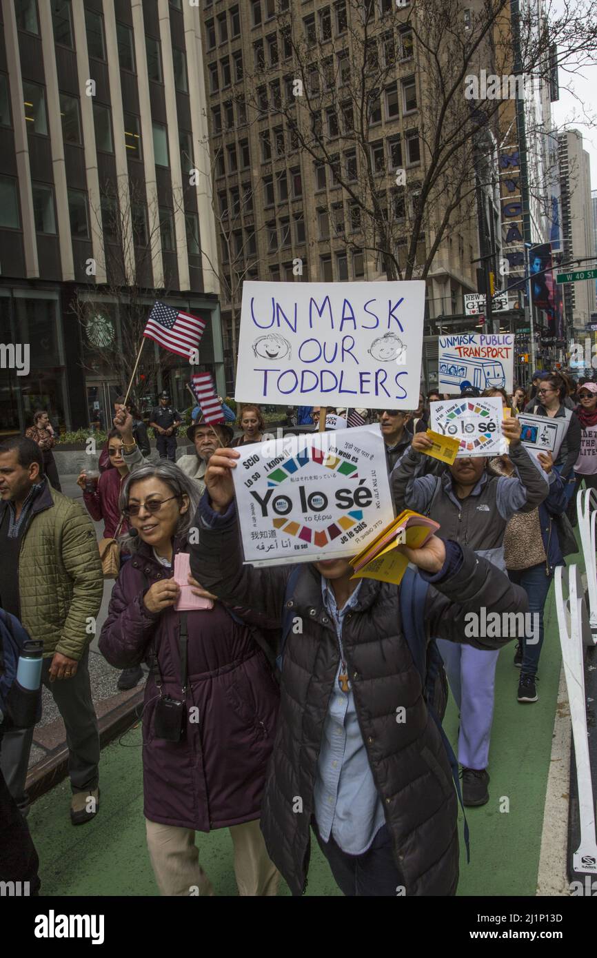 Persone energiche nel movimento 'libertà medica, senza mandato di vaccino' raduno e marcia a New York City e altre città il 19 marzo 2022. Foto Stock