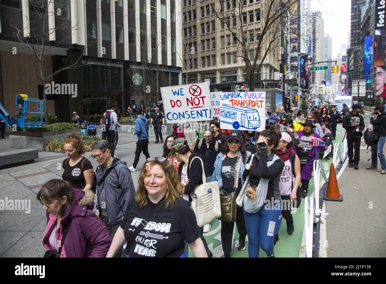 Persone energiche nel movimento 'libertà medica, senza mandato di vaccino' raduno e marcia a New York City e altre città il 19 marzo 2022. Foto Stock