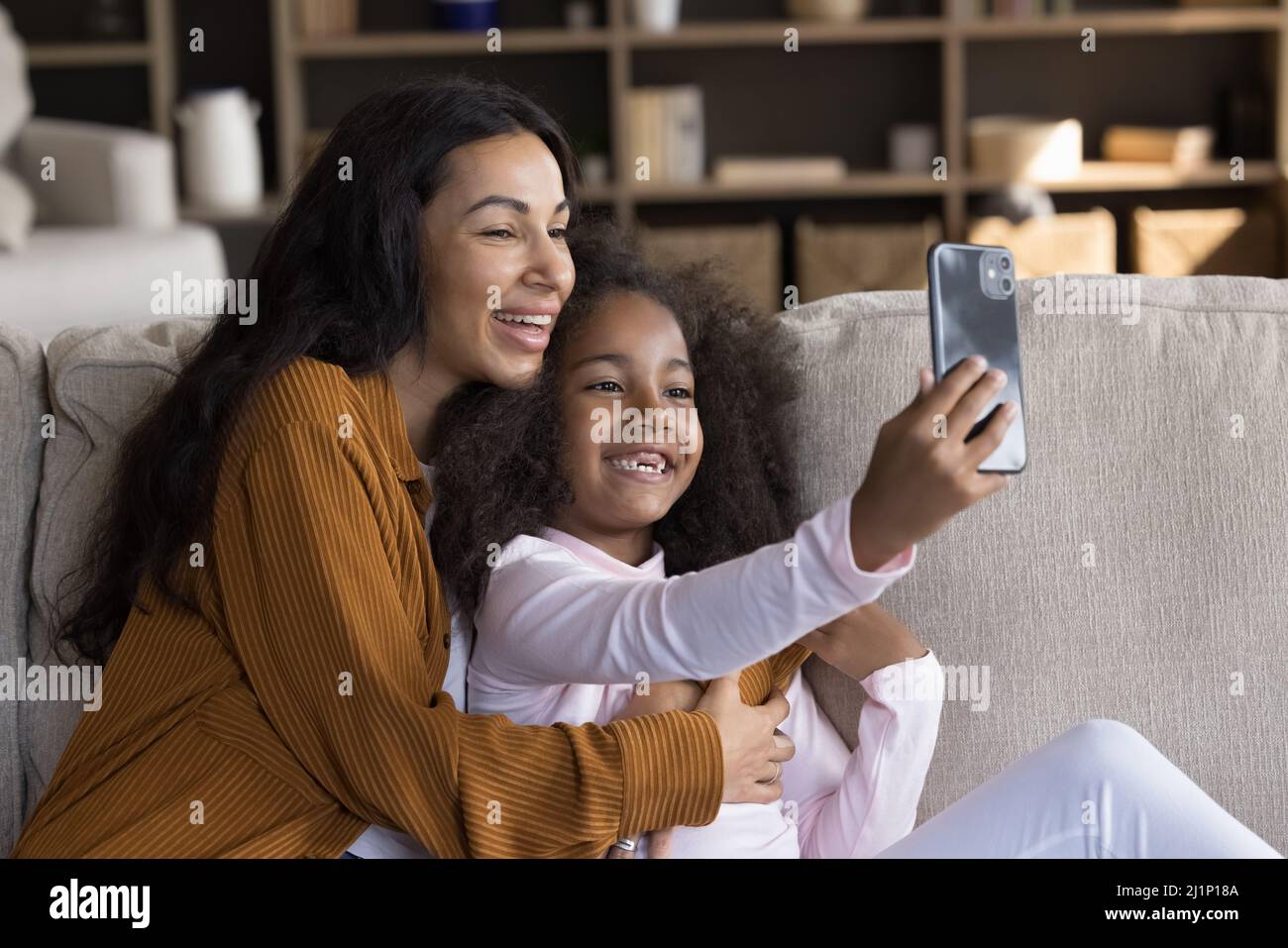 Felice mamma nera e bambina che porta a casa selfie Foto Stock
