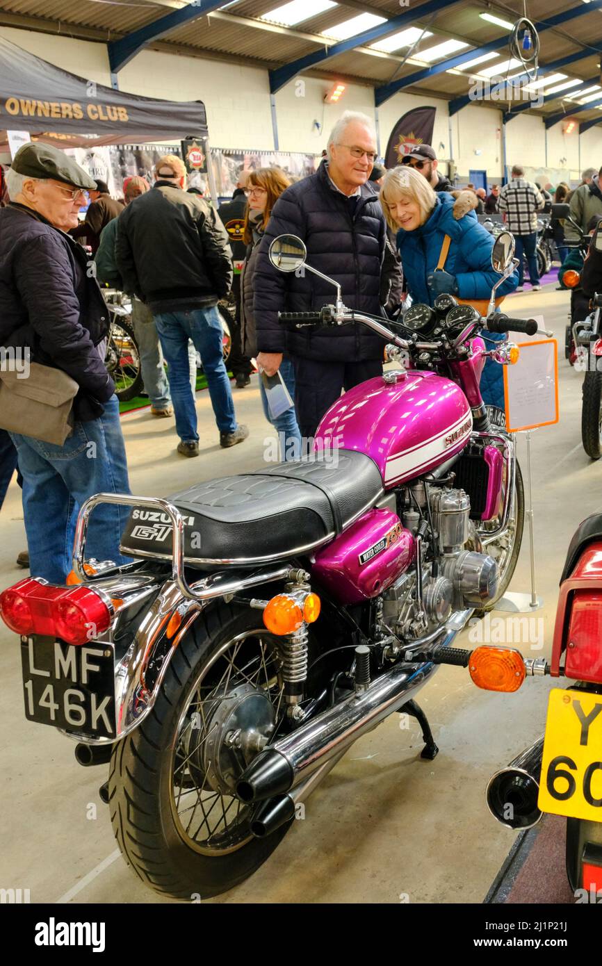Il Bristol Classic Motorbike show al The ath and West Showground Shepton Mallett A Suzuki GT750 due stoke trippa di cilindri. Foto Stock