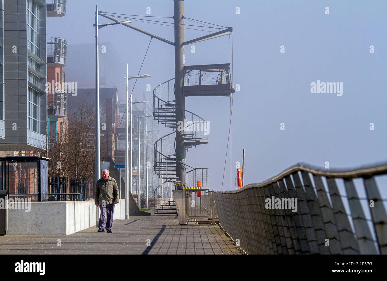 Dundee, Tayside, Scozia, Regno Unito. 27th marzo 2022. Tempo britannico: A causa dell'aria fredda proveniente dall'ovest, si forma una bassa nebbia densa attraverso il fiume Tay, creando viste mozzafiato su Dundee. Le temperature scesero a 14°C. Più tardi nel giorno, il sole disperde la nebbia, permettendo al sole caldo di brillare e le temperature nella Scozia nord-orientale per raggiungere i 18°C. Viste spettacolari dal lungofiume di Dundee del Ponte di Tay Road, il Fiume Tay, il Ponte della Ferrovia di Tay e il Museo del Design V&A in primavera. Credit: Dundee Photographics/Alamy Live News Foto Stock