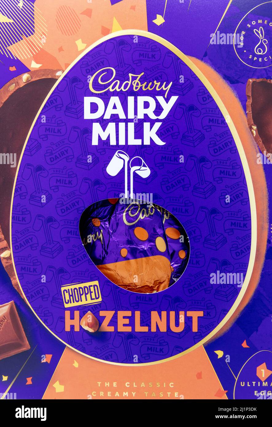 Cadbury Dairy Milk ultimo uovo di Pasqua tritato di noci Foto Stock