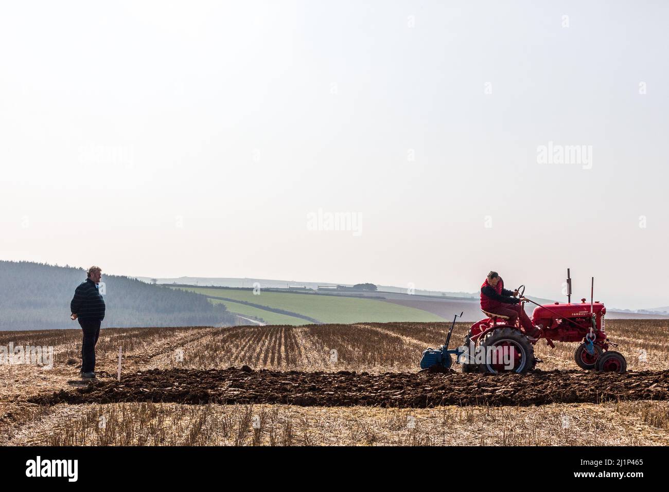 Killbrittain, Cork, Irlanda. 27th marzo 2022. Moss Fleming orologi Trevor Fleming seminatrici da aratura presso la partita Kilbrittain Plowing Association che si è tenuto sulle terre della famiglia Draper, Artitgue, Kilbrittain Co. Cork, Irlanda. - Foto David Creedon Foto Stock