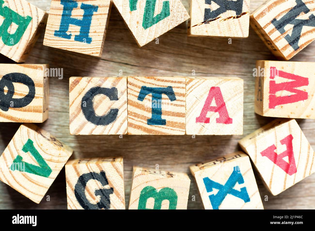 Blocco di lettere alfabetiche in parola CTA (abbreviazione di Call to action o Chartered tax consiglier) con un altro su sfondo legno Foto Stock