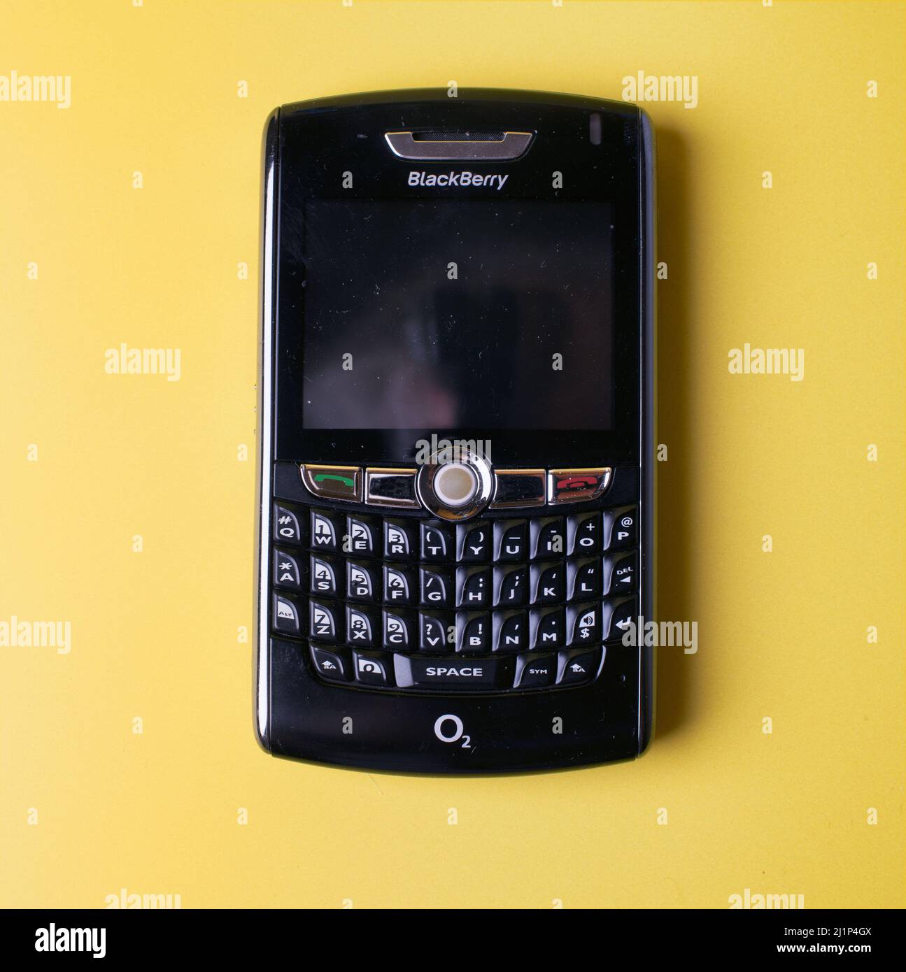 O2 Network BlackBerry 8800 Cell Phone Personal Organizer su sfondo giallo. Foto Stock