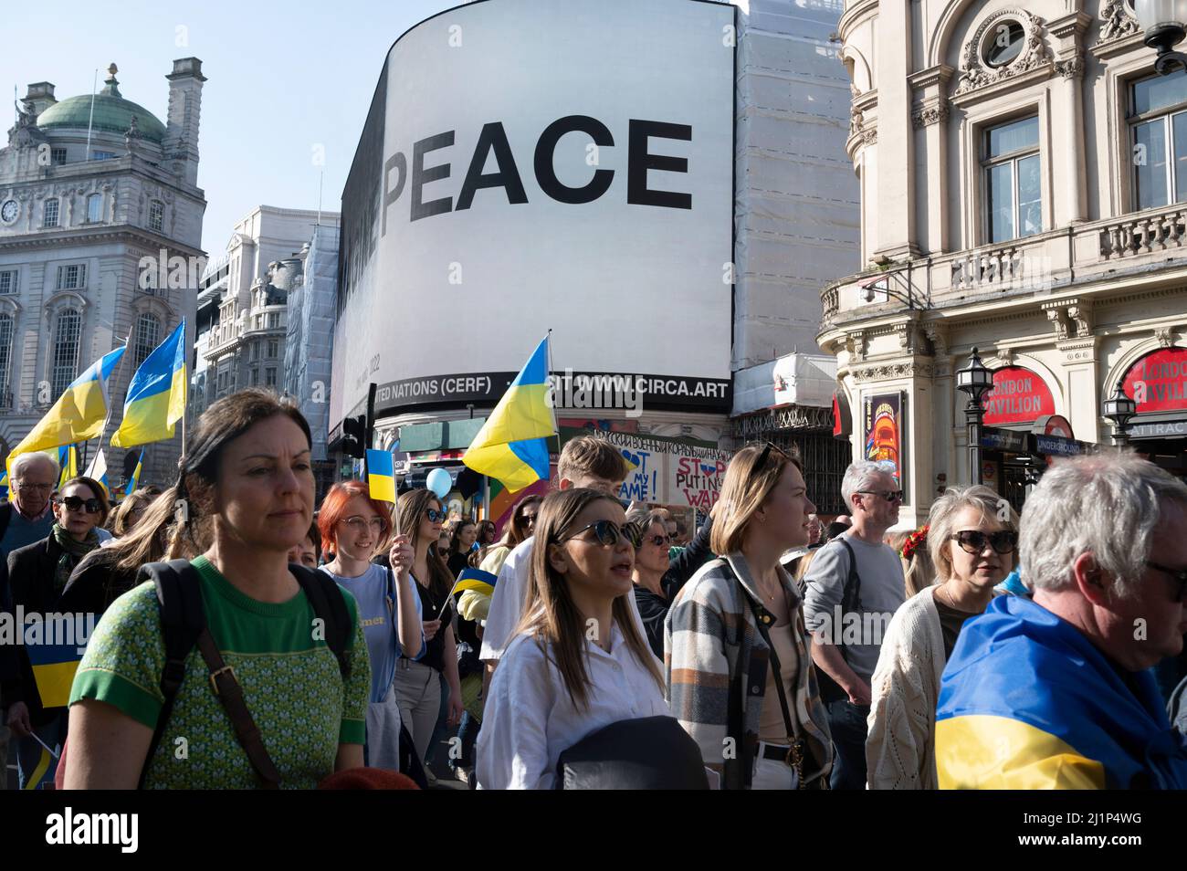 Marzo 26th 2022, “Londra è in piedi con l’Ucraina”, marcia chiamata da Sadiq Khan, sindaco di Londra per dimostrare solidarietà alle persone attaccate dal Rus di Putin Foto Stock