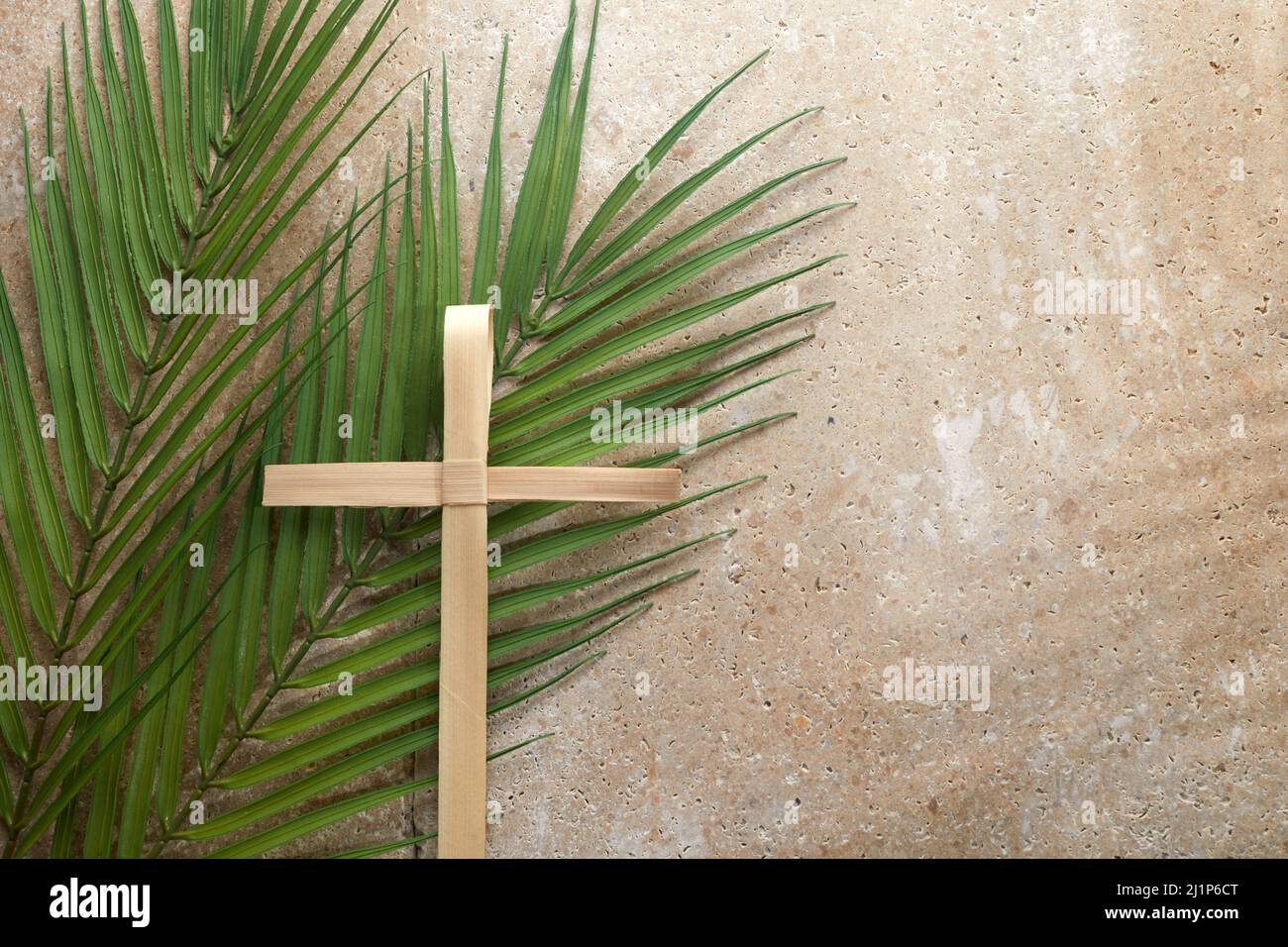 Croce di palma e foglie di palma. Domenica delle Palme e giorno di pasqua  Foto stock - Alamy