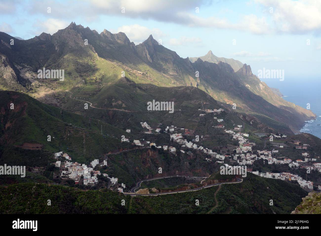 Il villaggio spagnolo di Taganana annidato nelle montagne di Anaga sulla costa nord dell'isola di Tenerife, Anaga Rural Park, Isole Canarie, Spagna. Foto Stock