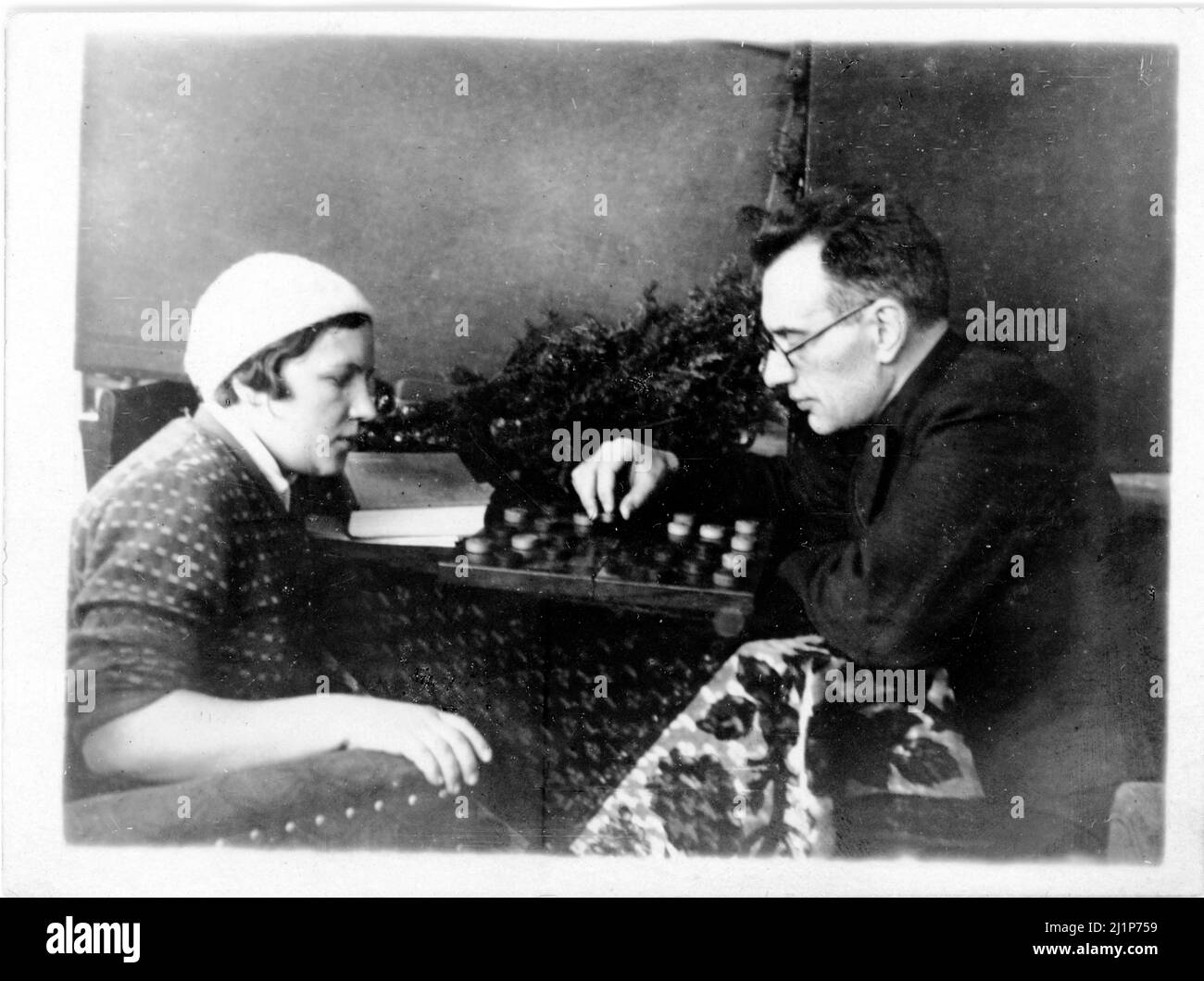 Campione del mondo di Scacchi sovietici e russi e Gran Maestro Mikhail Botvinnik si pratica su una scacchiera con un collega non identificato, 1936. Foto Stock