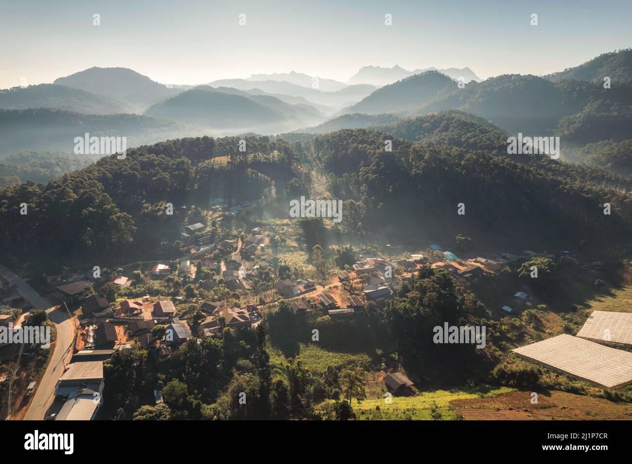 Vista aerea del villaggio tradizionale tribù in nebbia tra la valle e lo strato di montagna al mattino a Khun Kong, Chiang Dao, Chiang mai, Thailandia Foto Stock