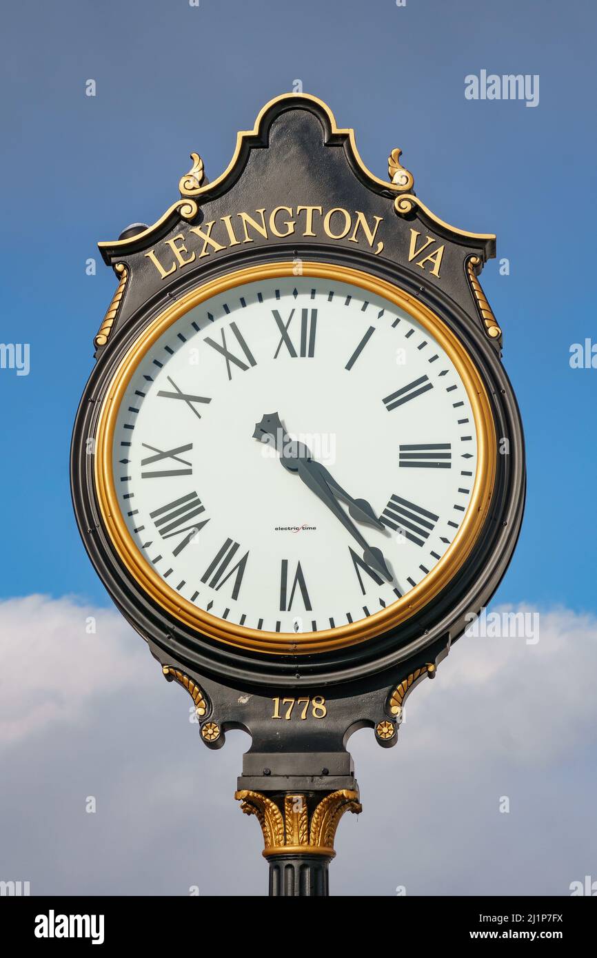 Orologio antico su un post a Lexington Virginia, con cielo blu e nuvole bianche sullo sfondo Foto Stock