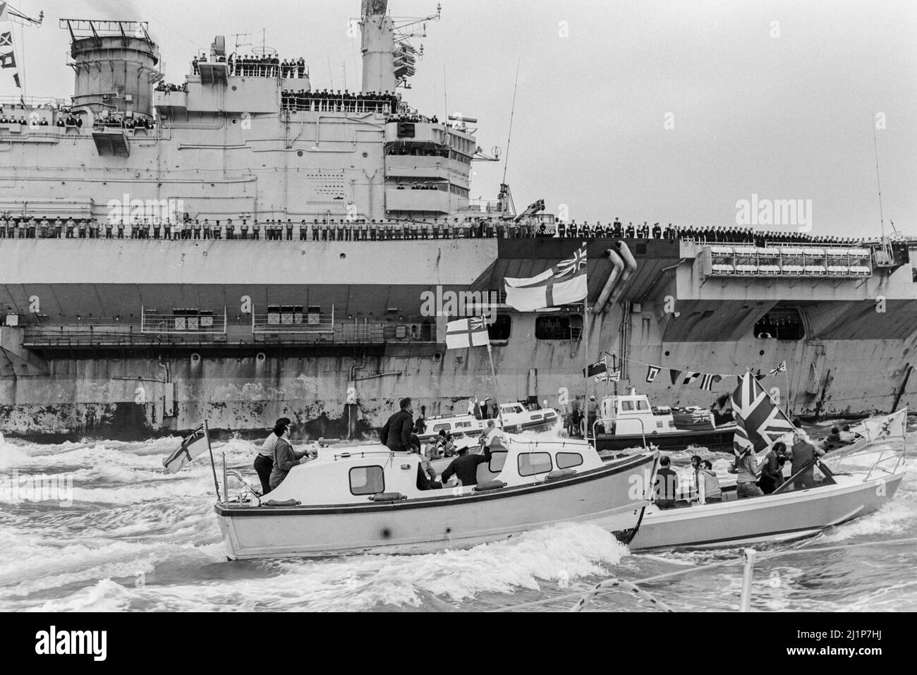 HMS Hermes ritorna a Portsmouth alla fine della Guerra delle Falklands, 21st luglio 1982 Foto Stock