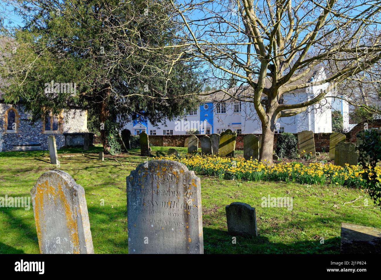 Il cimitero di St. Peter e St. Andrew, Old Windsor, in un giorno di primavera soleggiato Berkshire Inghilterra Regno Unito Foto Stock