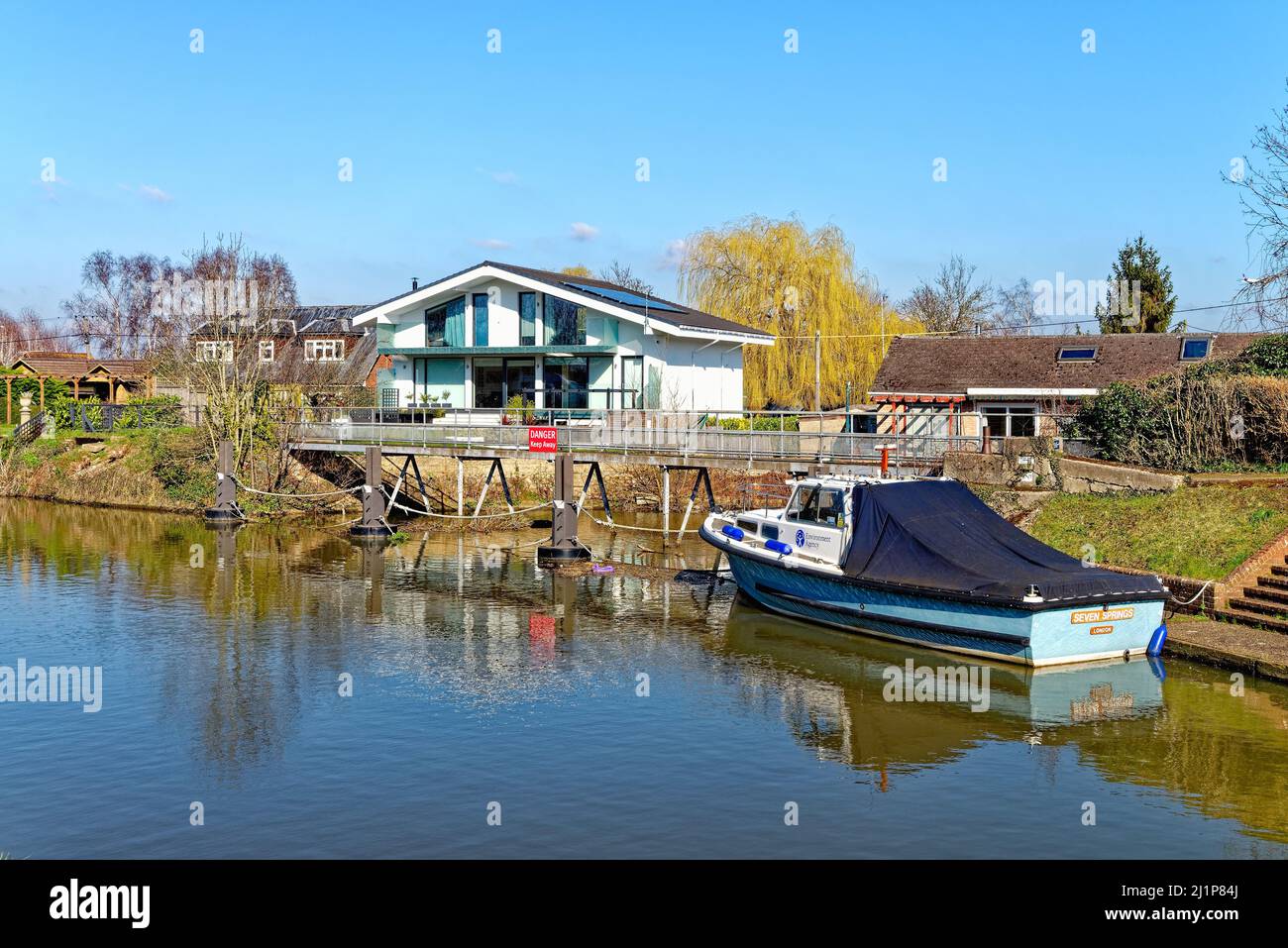 Una casa dal design moderno del New Cut su Ham Island vicino al Tamigi a Old Windsor in una soleggiata primavera Berkshire Inghilterra UK Foto Stock