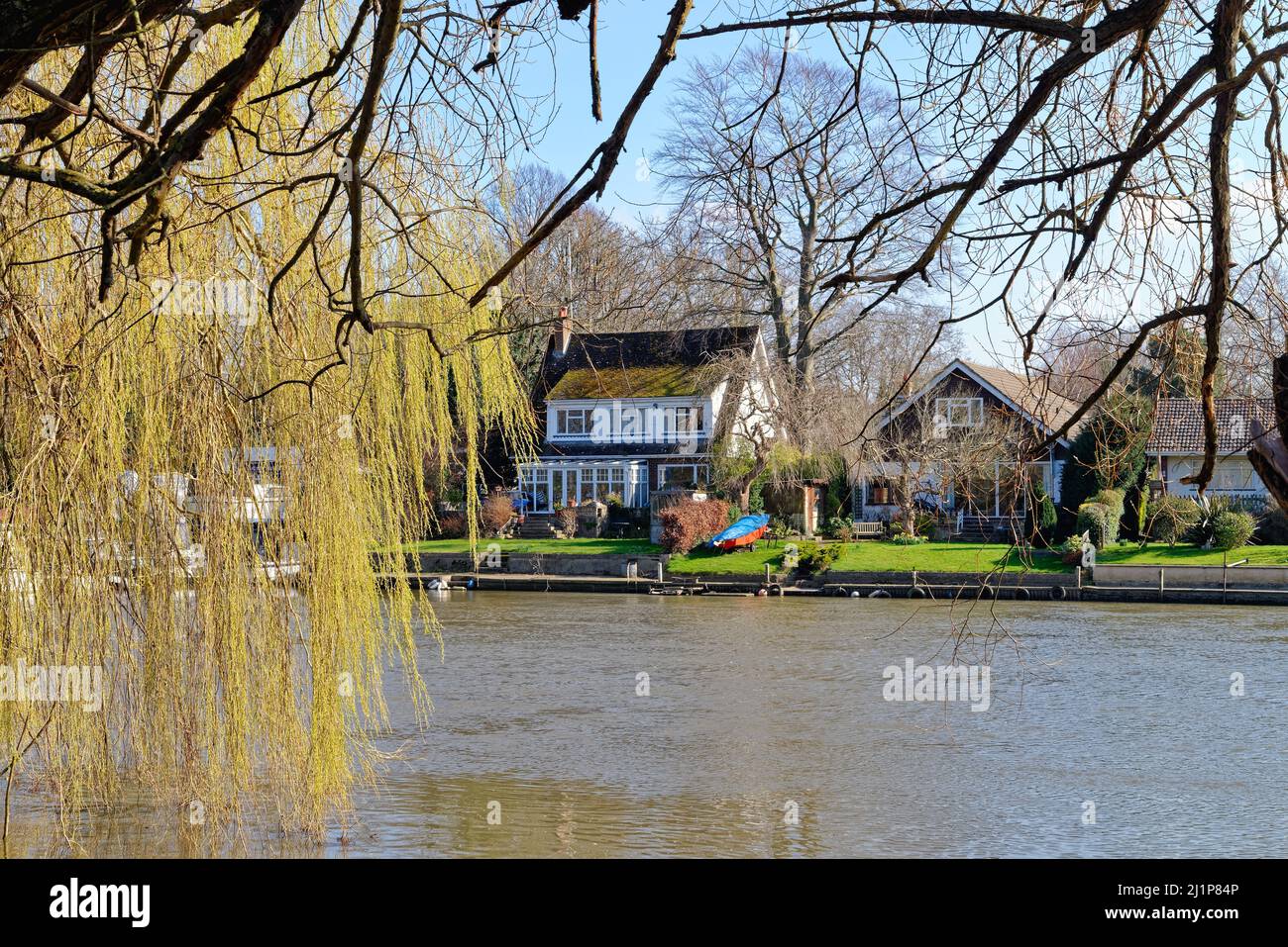 Riverside case sul Tamigi a Old Windsor in una soleggiata primavera Berkshire Inghilterra Regno Unito Foto Stock
