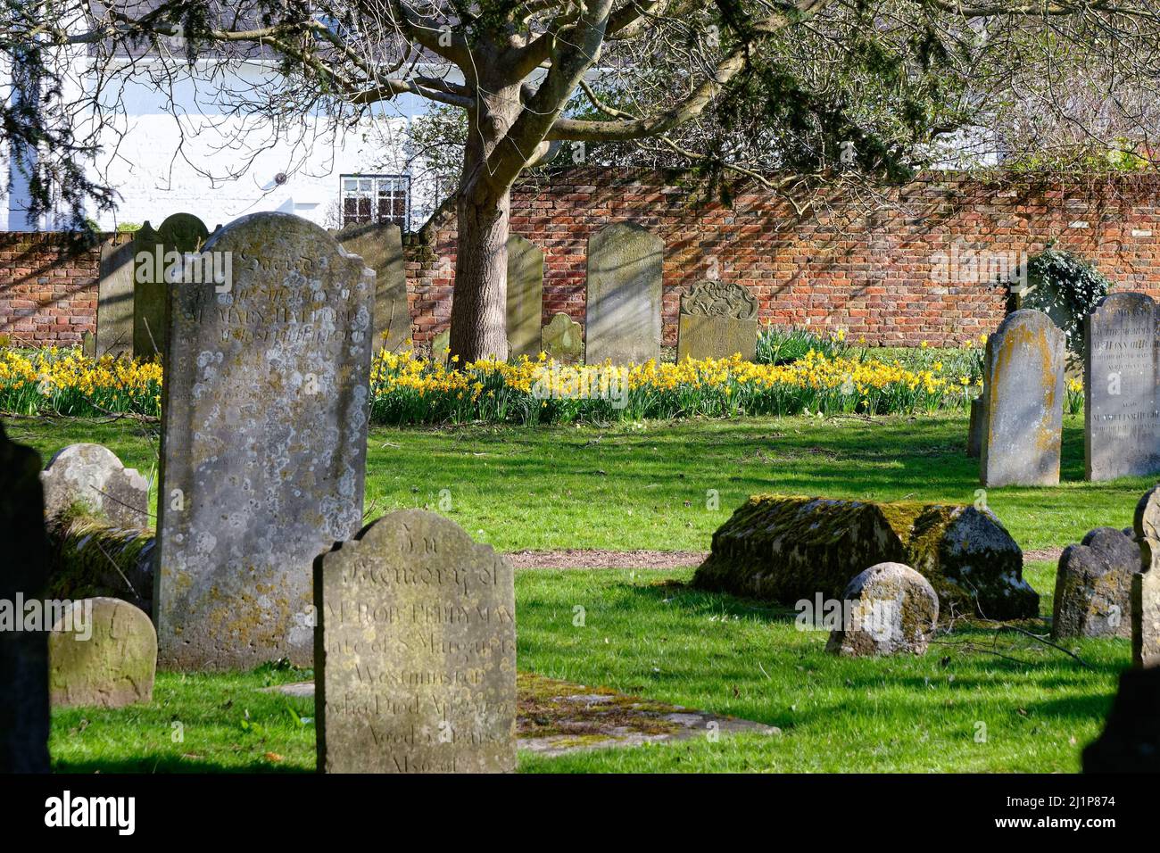 Il cimitero di St. Peter e St. Andrew, Old Windsor, in un giorno di primavera soleggiato Berkshire Inghilterra Regno Unito Foto Stock