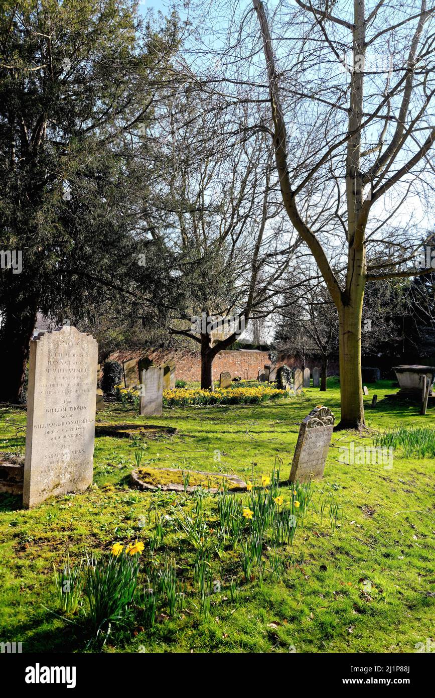 Il cimitero di St. Peter e St. Andrew, Old Windsor, in un giorno di primavera soleggiato Berkshire Inghilterra Regno Unito Foto Stock