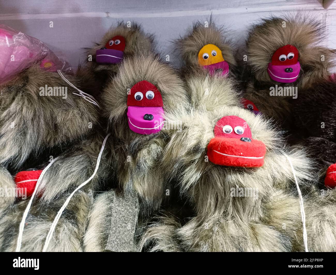 divertenti giocattoli di scimmie pelose custoditi nel negozio di giocattoli Foto Stock