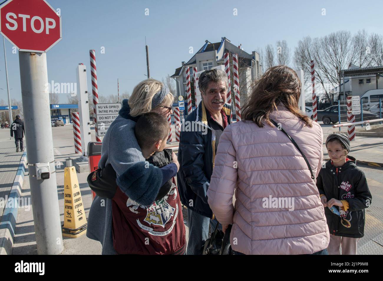 Le famiglie che ritornano in territorio ucraino si incontrano al confine. Dopo che il governo russo ha annunciato che in una nuova strategia concentrerà le sue truppe nella regione di Donbass, nella parte orientale dell'Ucraina, ucraini dal sud del paese, in particolare dalla regione di Odessa, ha iniziato a rientrare nel loro paese con la speranza che il conflitto non raggiungerà più le loro case, come alcuni cercano di fuggire e raggiungere luoghi più sicuri. Foto Stock