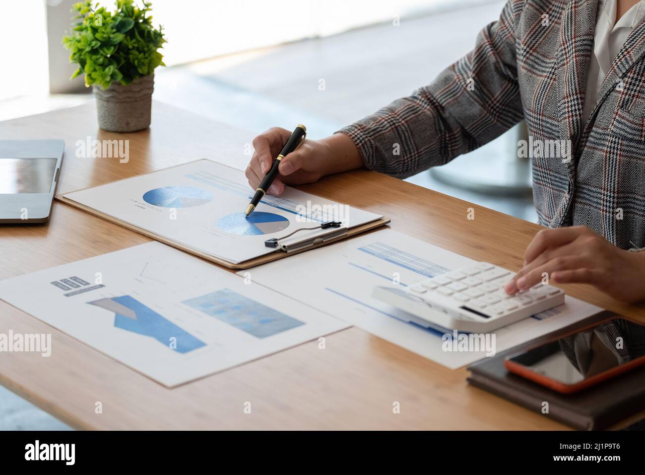 Business contabilità donna che lavora in finanza e contabilità analizzare il bilancio finanziario in ufficio. Foto Stock