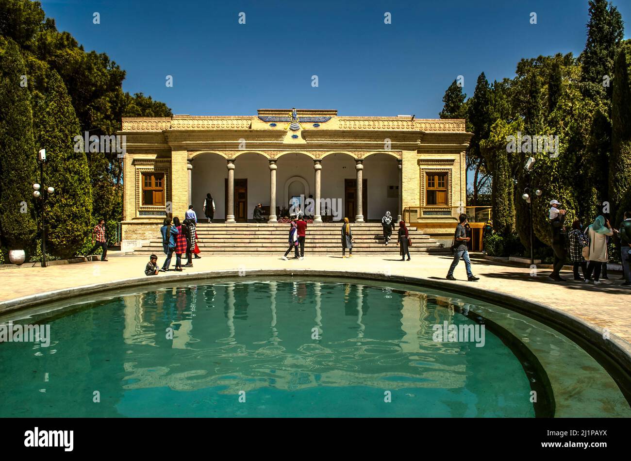 Yazd, Iran, 19 febbraio 2021 Un parco con alberi di conifere e una