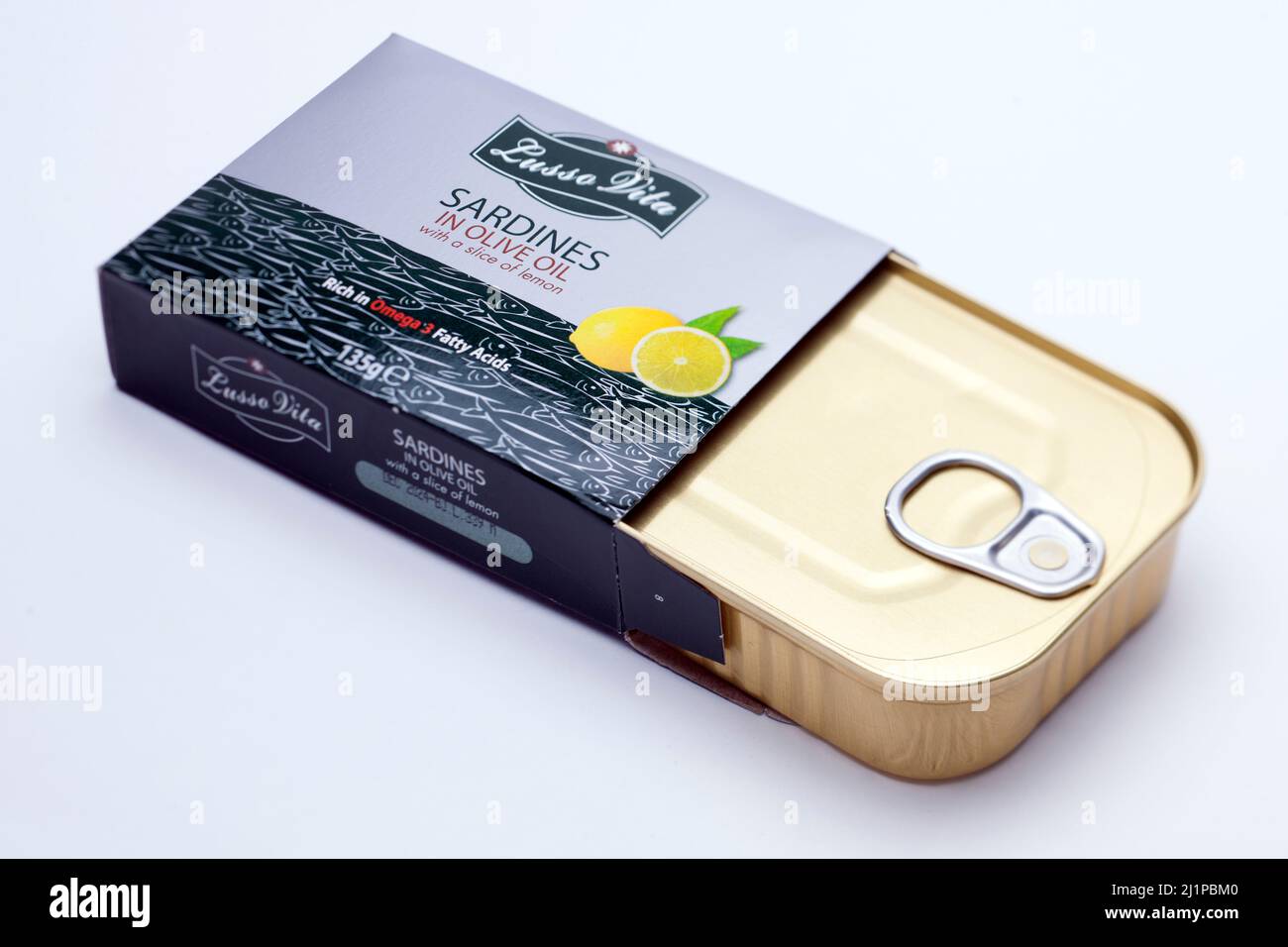 CAN di Lusso vita Sardines in olio d'oliva con una fetta di limone Foto Stock