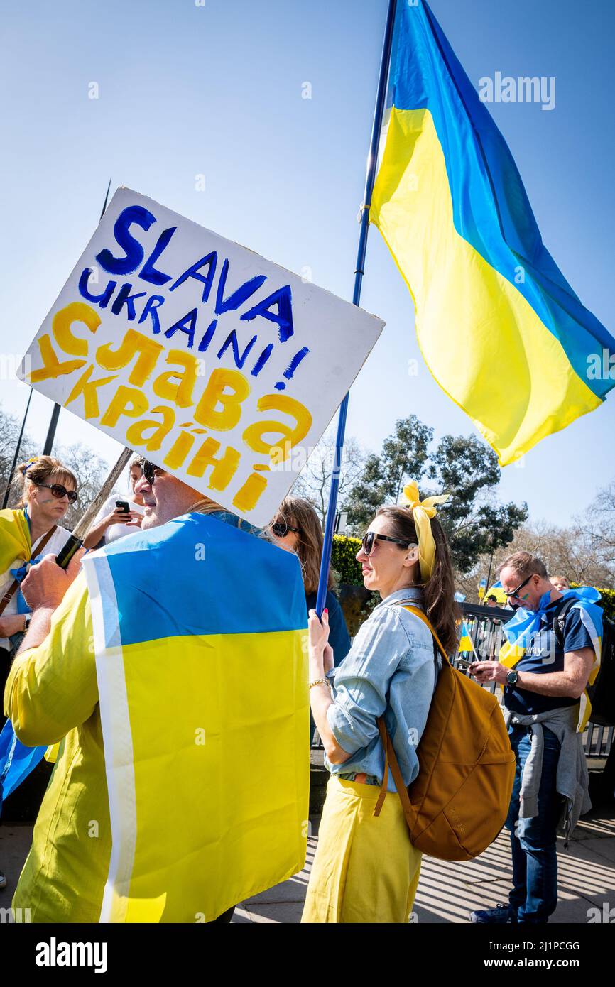 Migliaia di marciano in solidarietà contro la guerra in Ucraina. "Londra sta con l'Ucraina” dimostra il sostegno al popolo ucraino. Sab 26 Marzo 22. Foto Stock