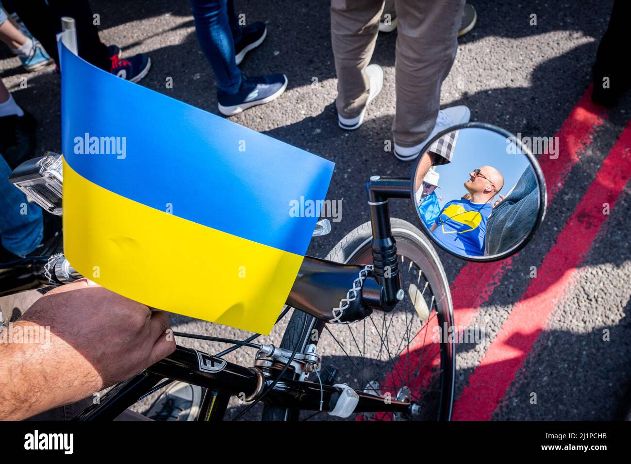 Migliaia di marciano in solidarietà contro la guerra in Ucraina. "Londra sta con l'Ucraina” dimostra il sostegno al popolo ucraino. Sab 26 Marzo 22. Foto Stock