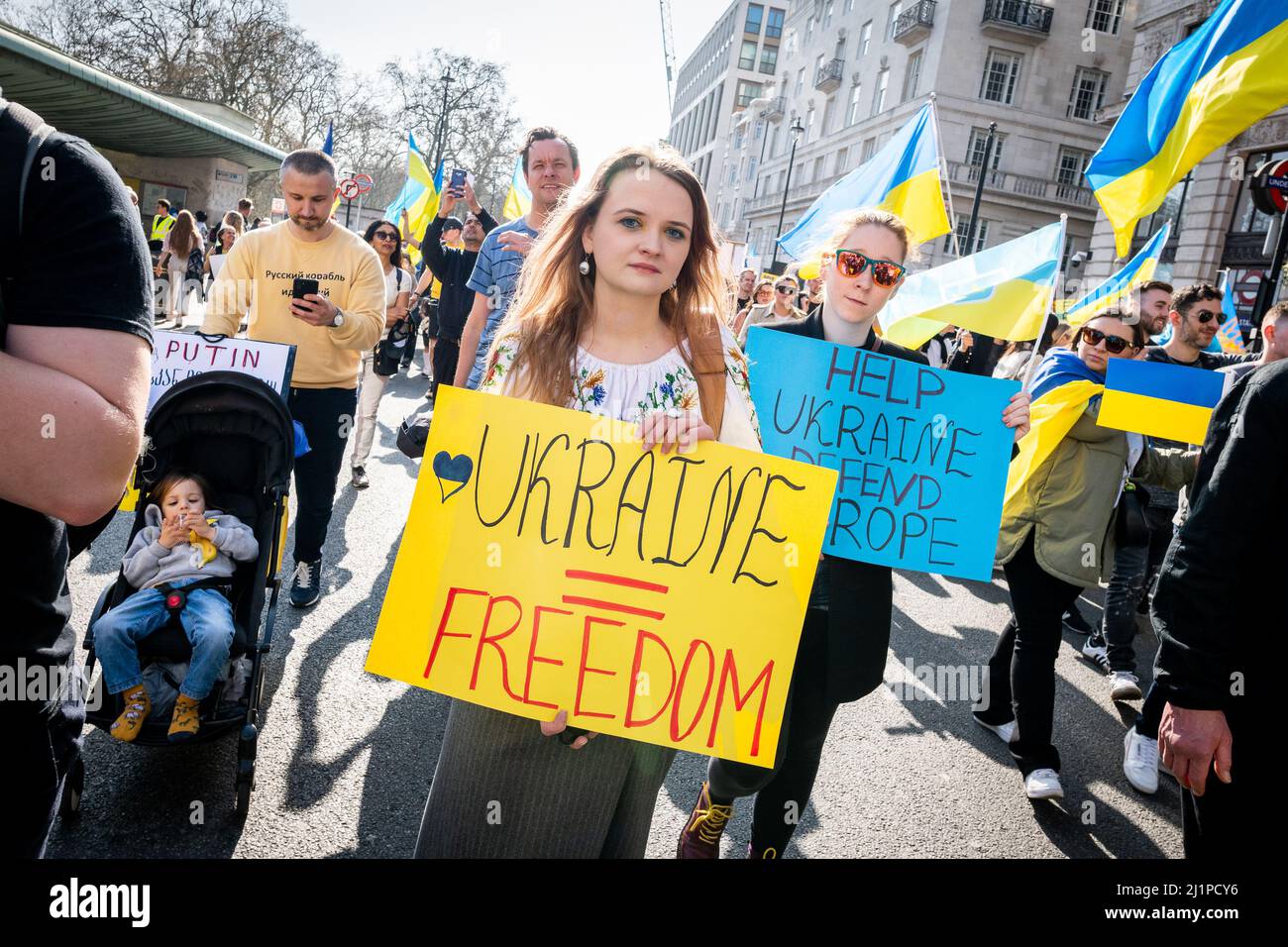 Migliaia di marciano in solidarietà contro la guerra in Ucraina. "Londra sta con l'Ucraina” dimostra il sostegno al popolo ucraino. Sab 26 Marzo 22. Foto Stock