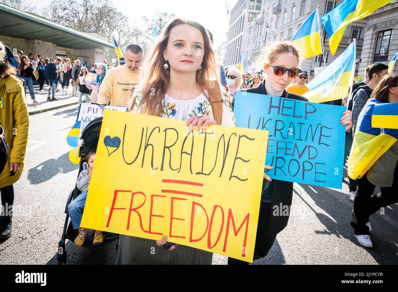 Migliaia di marciano in solidarietà contro la guerra in Ucraina. "Londra sta con l'Ucraina” dimostra il sostegno al popolo ucraino. Sab 26 Marzo 22. Foto Stock