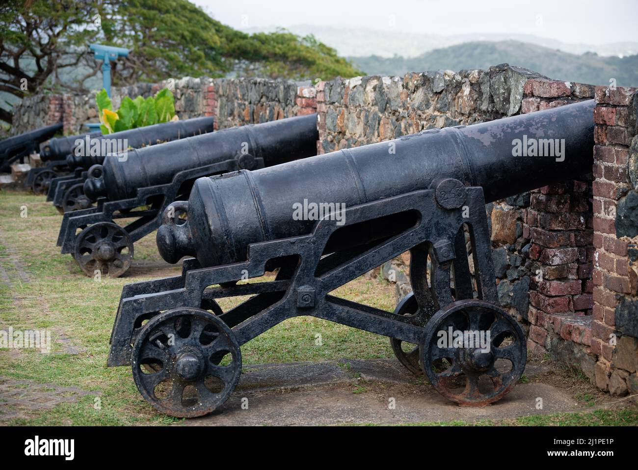 Fort King George Scarborough Tobago cannoni pietra nera muro storico antico metallo nero vecchio luogo storico Foto Stock