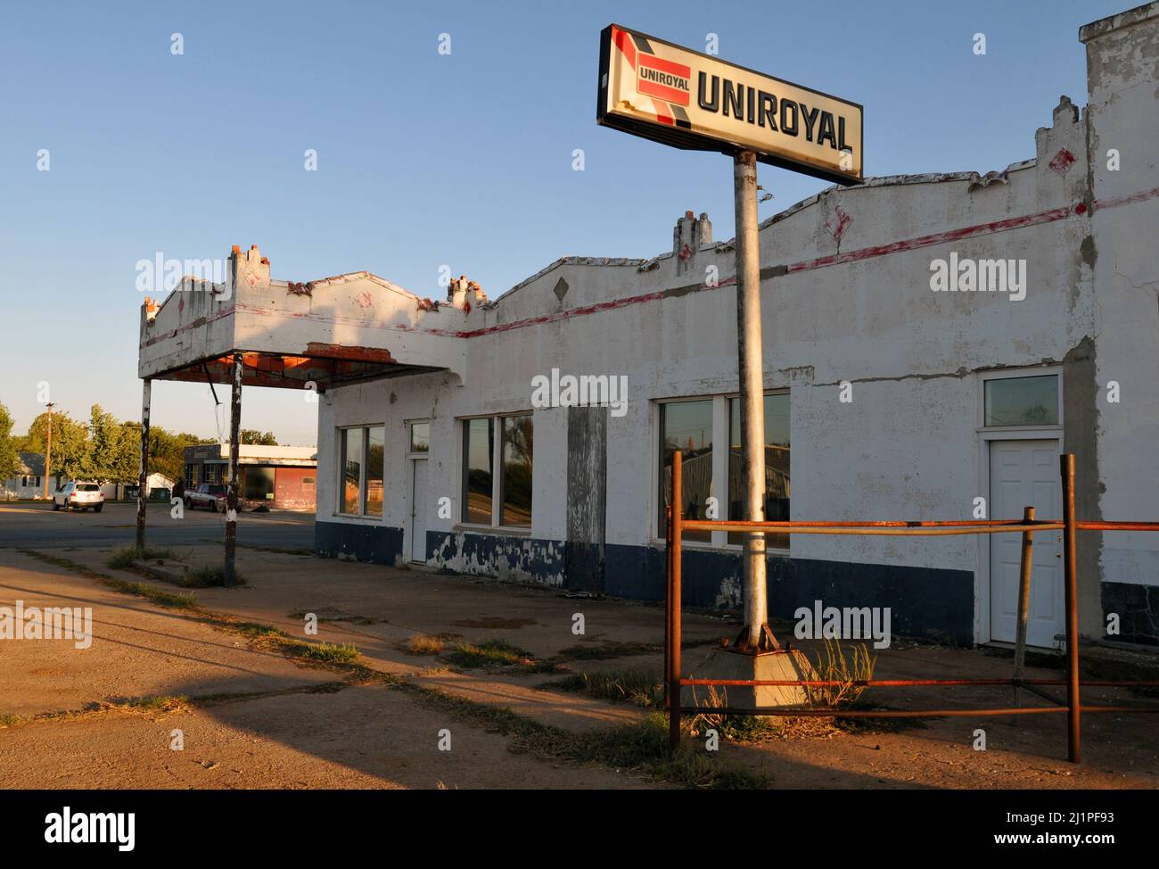 Un cartello Uniroyal si trova presso l'ex stazione di servizio Canute sulla Route 66 a Canute, Oklahoma. Il garage e la stazione di servizio sono stati aperti nel 1930s. Foto Stock