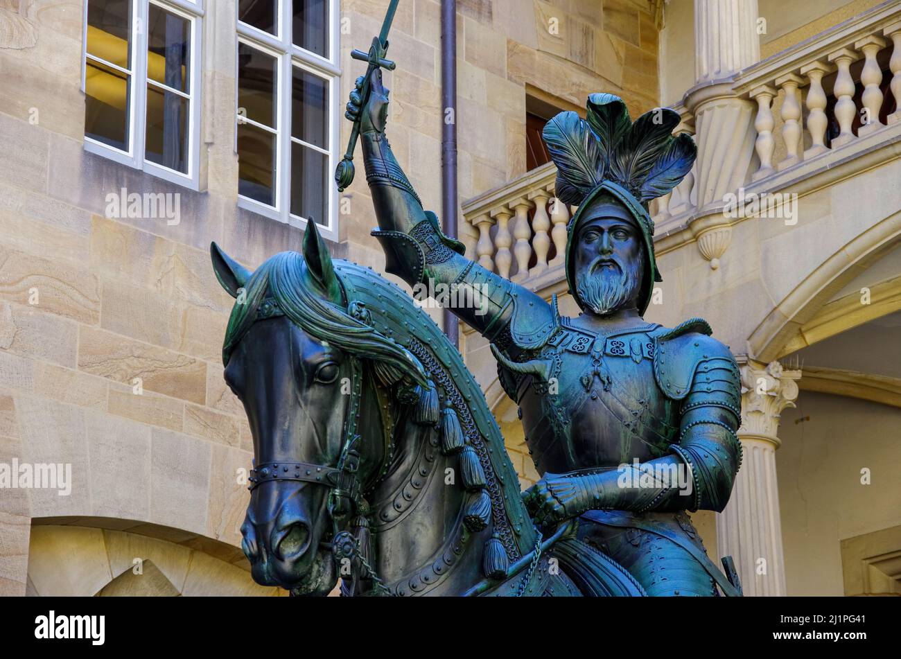 Stoccarda, Baden-Württemberg, Germania: Statua equestre di Eberhard il Bearded, creata dallo scultore di corte Ludwig von Hofer. Foto Stock