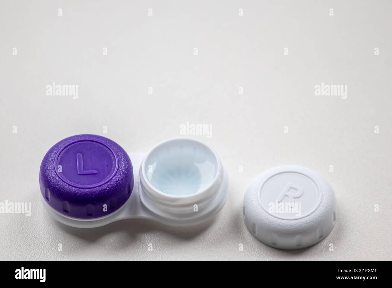 Contenitore per lenti a contatto con lenti a contatto come alternativa ottica agli occhiali correggere le malattie della vista come la lungimiranza e la miopia Foto Stock