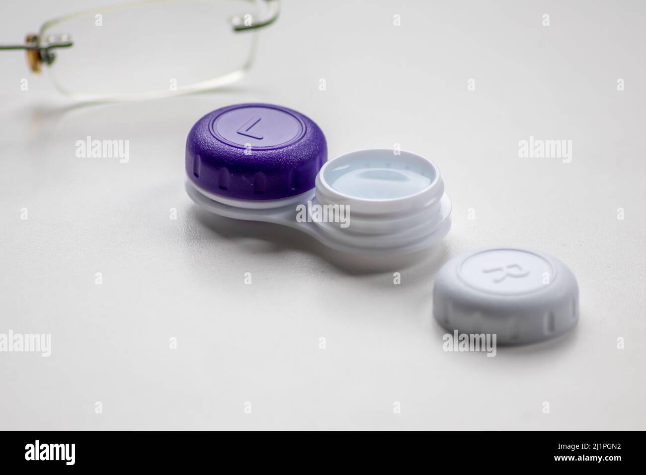 Contenitore per lenti a contatto con lenti a contatto come alternativa ottica agli occhiali correggere le malattie della vista come la lungimiranza e la miopia Foto Stock